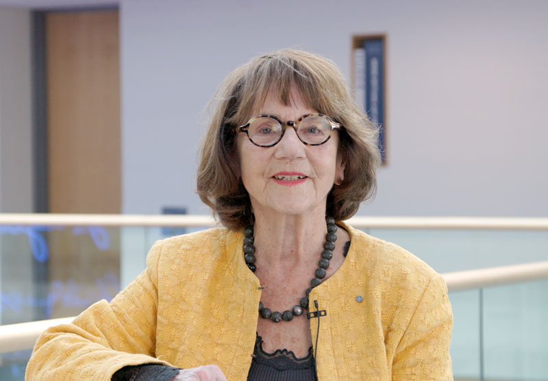 Portrait Dr. Christa Lippmann mit gelber Jacke